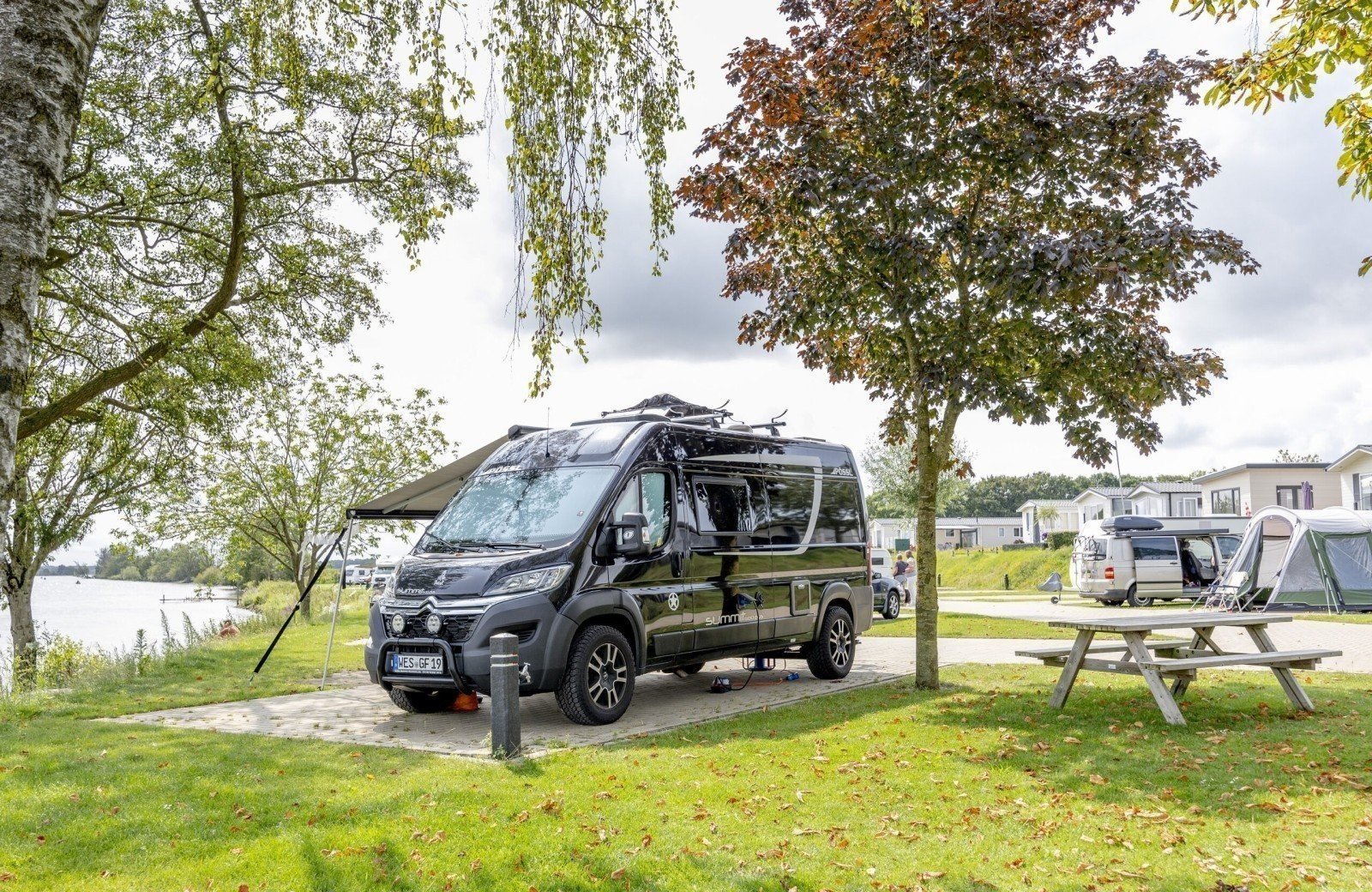 Wohnmobil auf Campingplatz am Wasser nahe Arcen