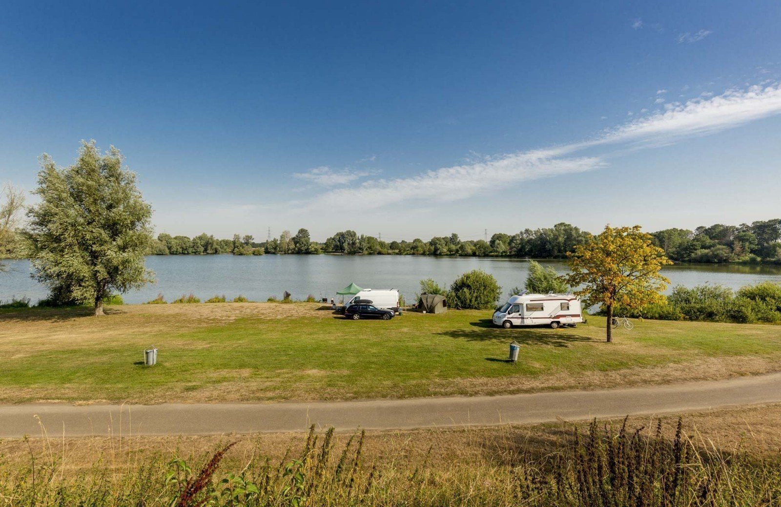 Stellplatz am Wasser auf dem Campingplatz bei Roermond