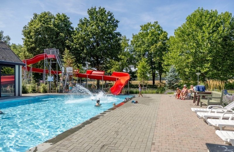 Binnen- en buitenzwembad